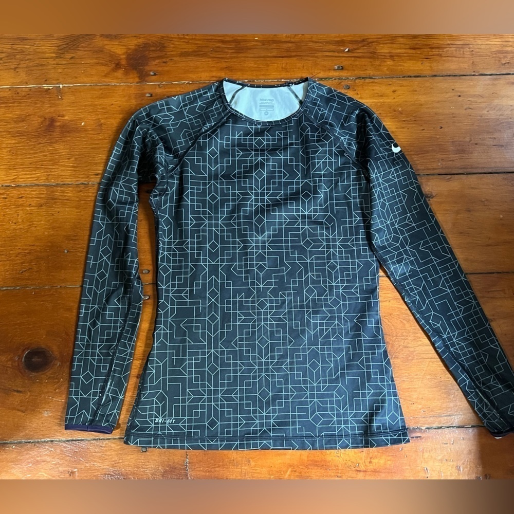 Nike Women’s Medium Long Sleeve top with thumb holes black geometric design